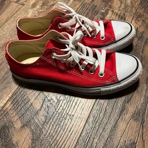 Womens Converse low top shoes! In great condition only worn once! women’s size 8